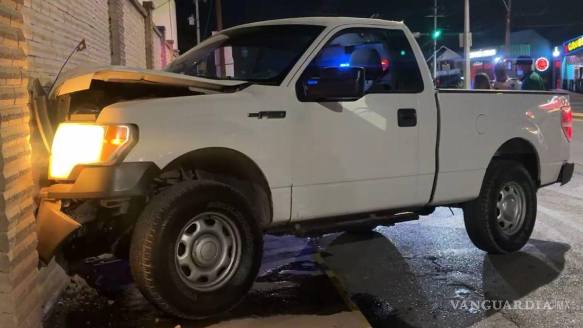 $!La camioneta Ford quedó con severos daños tras el impacto contra la barda perimetral del residencial.