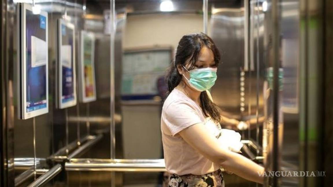 Mujer infectó con COVID-19 a 71 personas tras viajar en ascensor