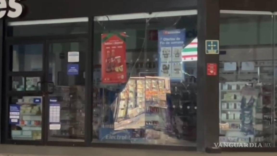 $!Personal de Protección Civil inspecciona los daños estructurales en los negocios afectados.