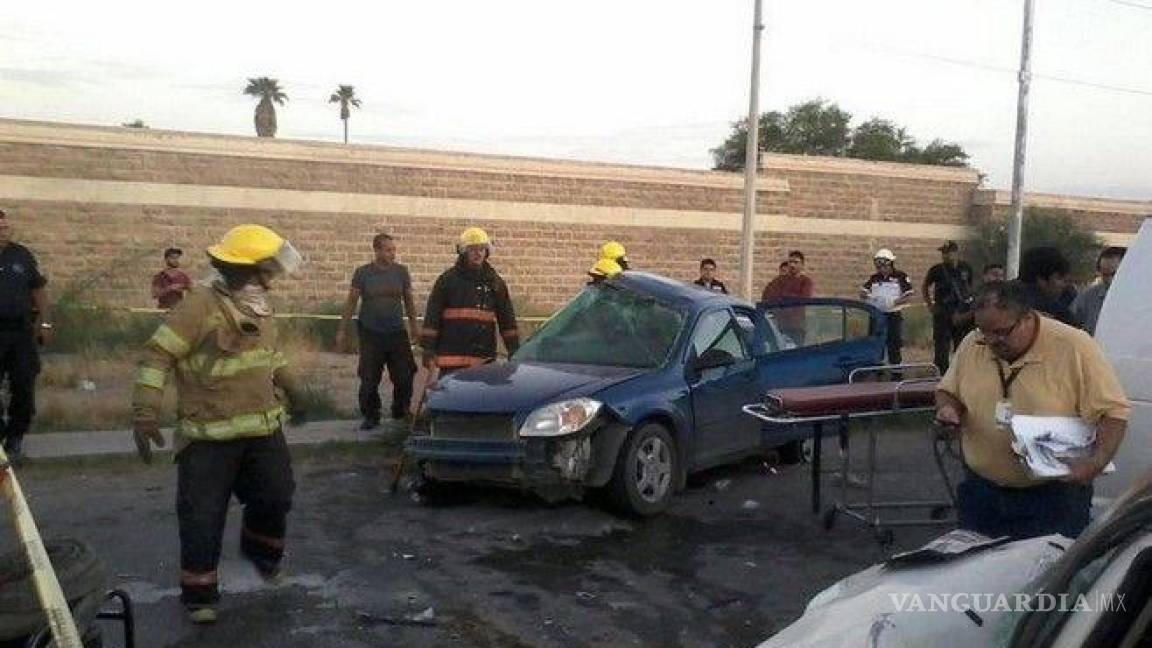 Mujer sufre lesiones graves tras volcar su vehículo en Torreón