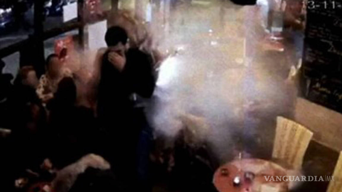Revelan momento en que terrorista se inmola en café de París (VIDEO)