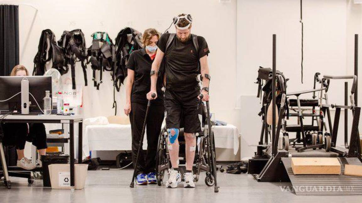 Parapléjico volvió a caminar gracias a una interfaz cerebro-ordenador con Inteligencia Artificial