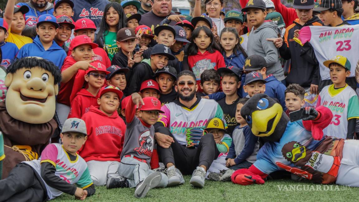 Imparte Fernando Tatis Jr. una clínica a niños beisbolistas en Tijuana