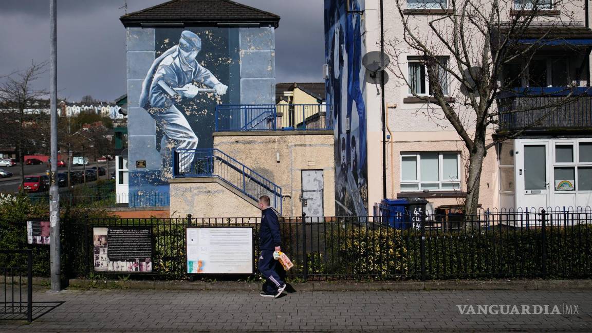 $!Un hombre pasa frente a un mural en Londonderry, Irlanda del Norte.