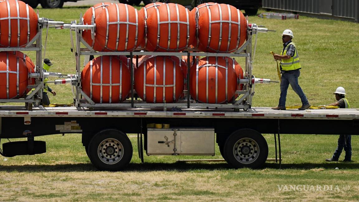 Texas intenta frenar migración con ‘muro flotante’ sobre el río Bravo