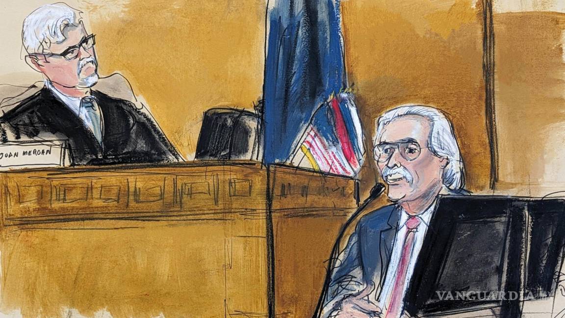 $!El juez Juan Merchan, izquierda, escucha mientras David Pecker testifica en el estrado de los testigos en el tribunal penal de Manhattan en Nueva York.