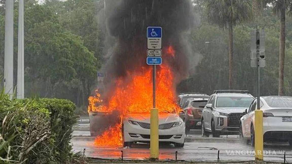 $!Dos niños casi mueren quemados en un auto, mientras su madre ¡robaba!
