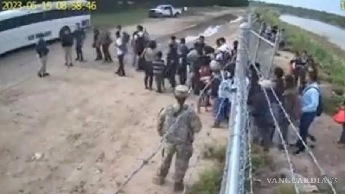 Soldado estadounidense permite que migrantes entren en propiedad privada de Texas (VIDEO)
