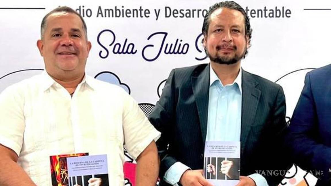 $!En la FILA 2022, Vicente Salas Estrada (der.), también egresado de licenciatura y posgrado de la Facultad de Jurisprudencia, presentó uno de sus libros.