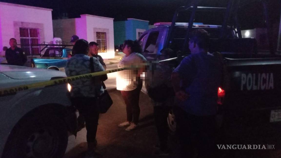 $!Familiares de la joven permanecieron en el lugar mientras se realizaban las diligencias.