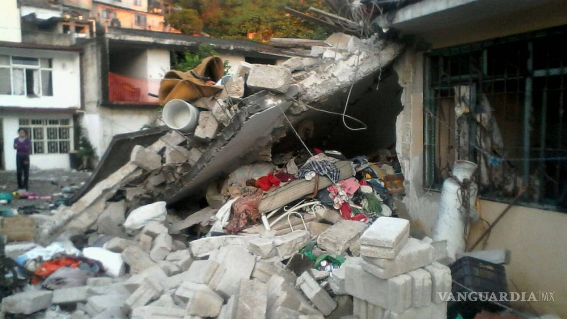 Explota casa por fuga de gas en Xalapa, Veracruz