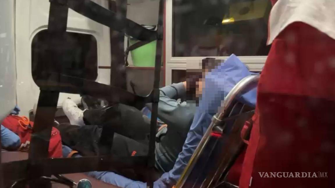 $!Paramédicos de la Cruz Roja atendieron a la lesionada en el lugar del accidente.