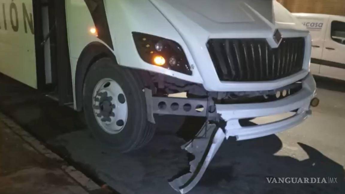 $!Una unidad de transporte de personal de la empresa Traxión resultó afectada en el percance.