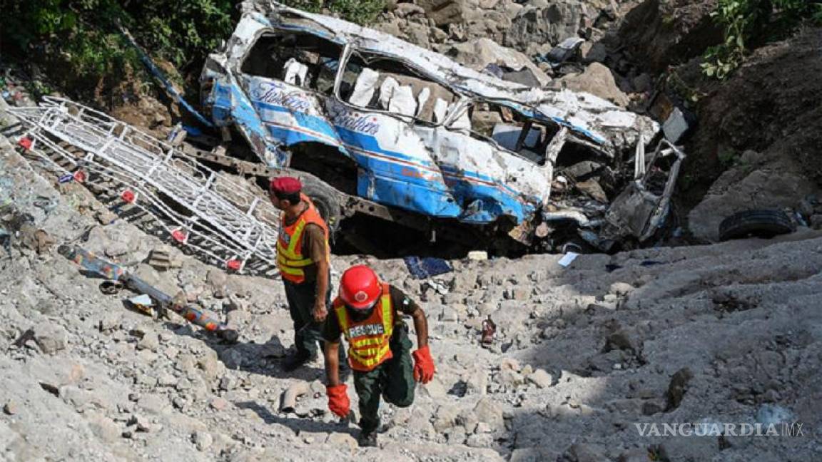 Solo sobrevivió la novia; 27 muertos tras caer camión con asistentes a una boda a río