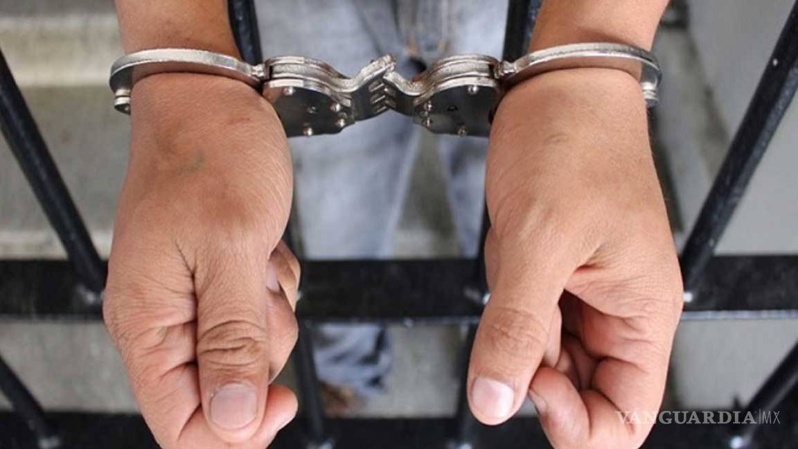 Hombre amenaza a policías en colonia de Saltillo; es arrestado