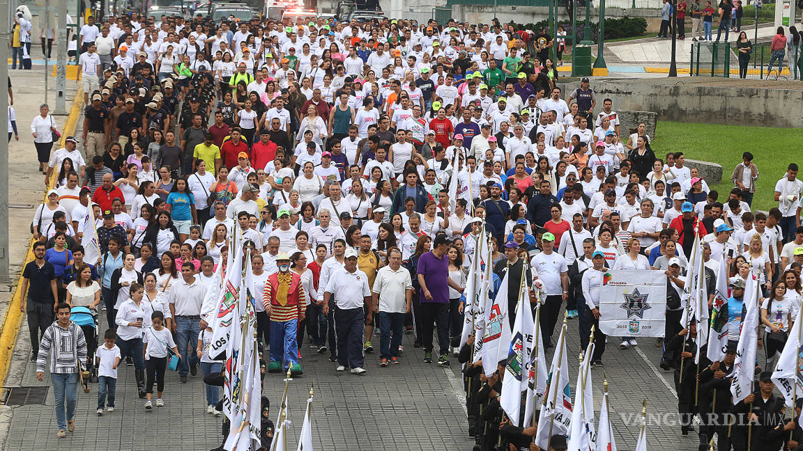 Marchan por la paz en el centro de Monterrey