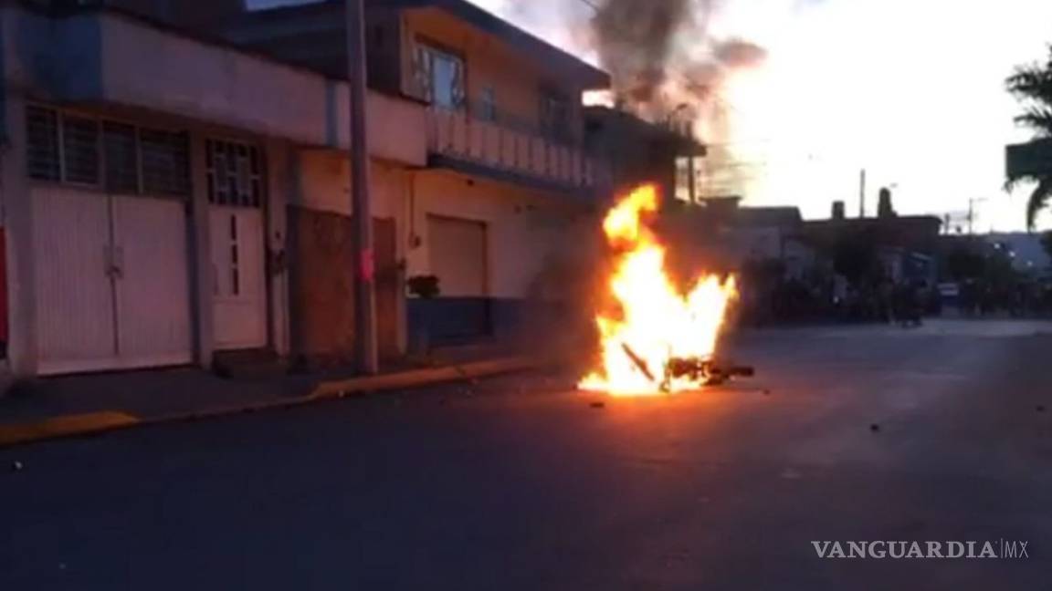 $!Gente de Cuerámaro busca justicia por 4 menores asesinadas y terminan vandalizando casa de alcaldesa por corrupta