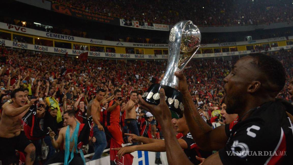 $!Anibal Chala, defensa del Atlas muestra la copa de la Liga MX Grita Apertura 2021 a sus aficionados. Cuaroscuro/Mario Jasso