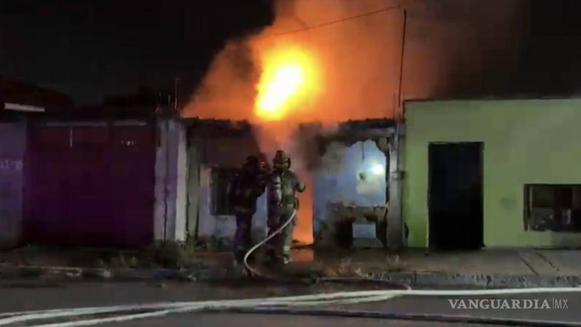 $!Bomberos combatieron las llamas.