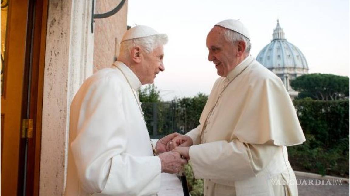 El papa Francisco visita a Benedicto XVI para desearle feliz Navidad