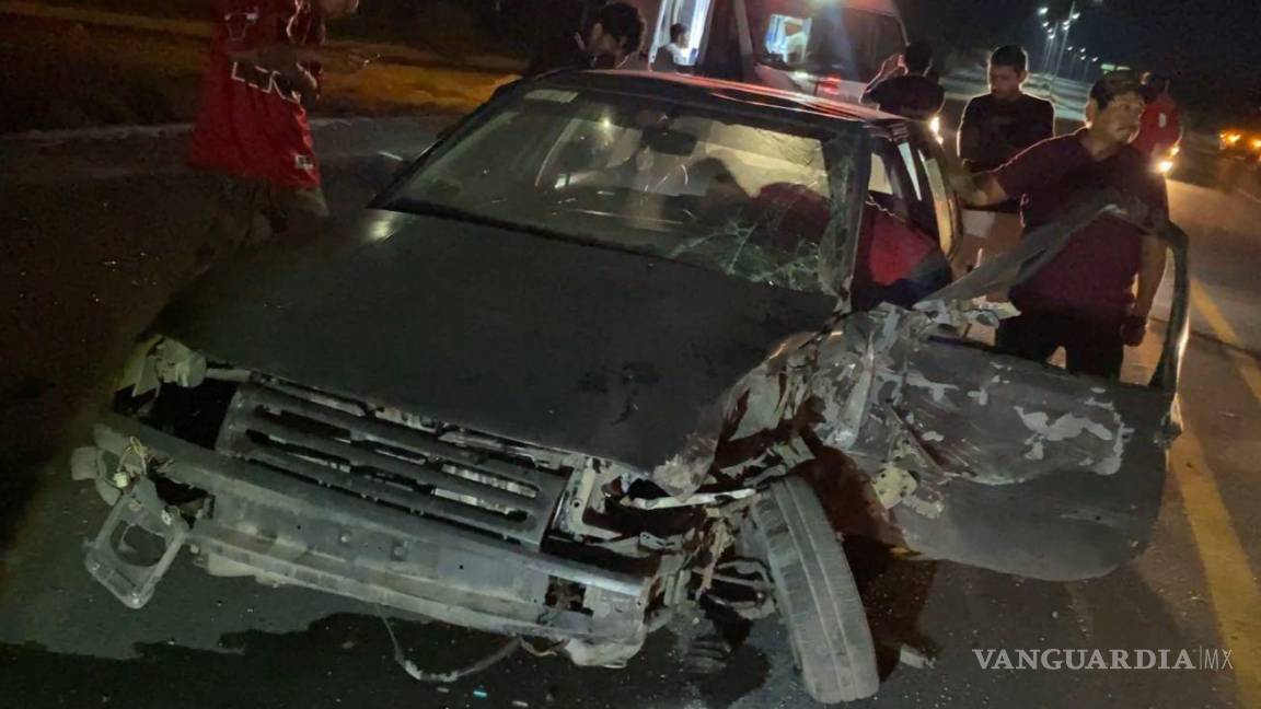 Conductor dormita y choca contra un autobús de transporte de personal, en la carretera a Monclova