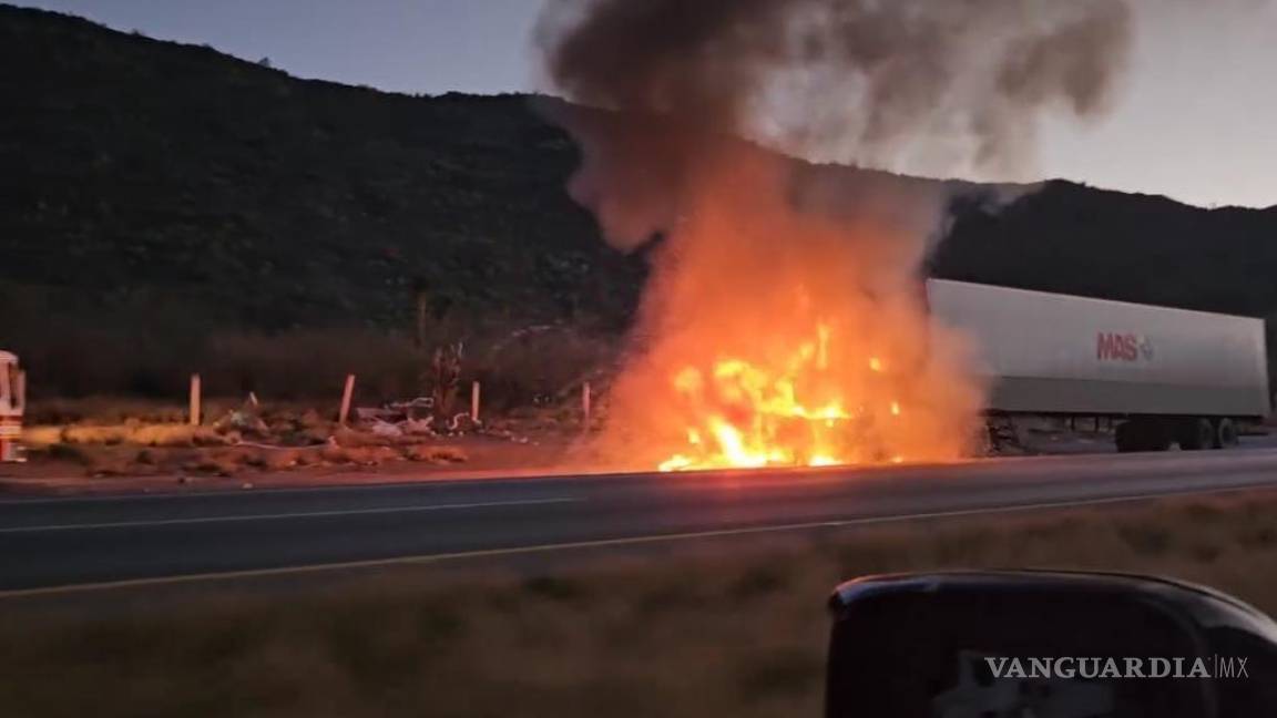 Chofer enciende su tráiler y arde en llamas, en Saltillo