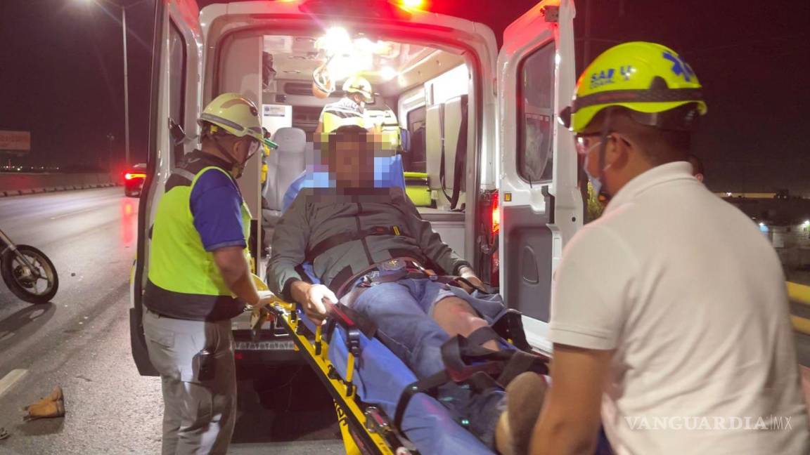 $!Paramédicos de la Secretaría de Salud estabilizan al motociclista tras sufrir una fractura en la pierna.