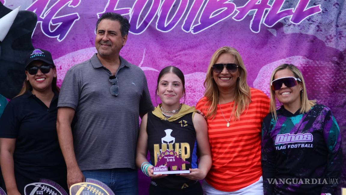 $!Dana Villarino recibiendo su premio como MVP del juego entre Ateneas y Lobas UAdeC.