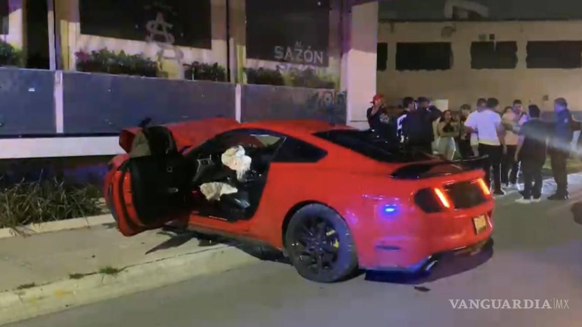 Saltillo: joven choca auto prestado contra bar; Policía detiene al conductor