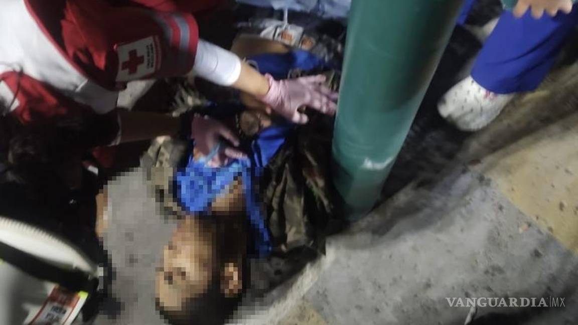 $!Personal de la Cruz Roja brindó atención prehospitalaria a los dos jóvenes lesionados tras el choque ocurrido en el estacionamiento de una plaza comercial.