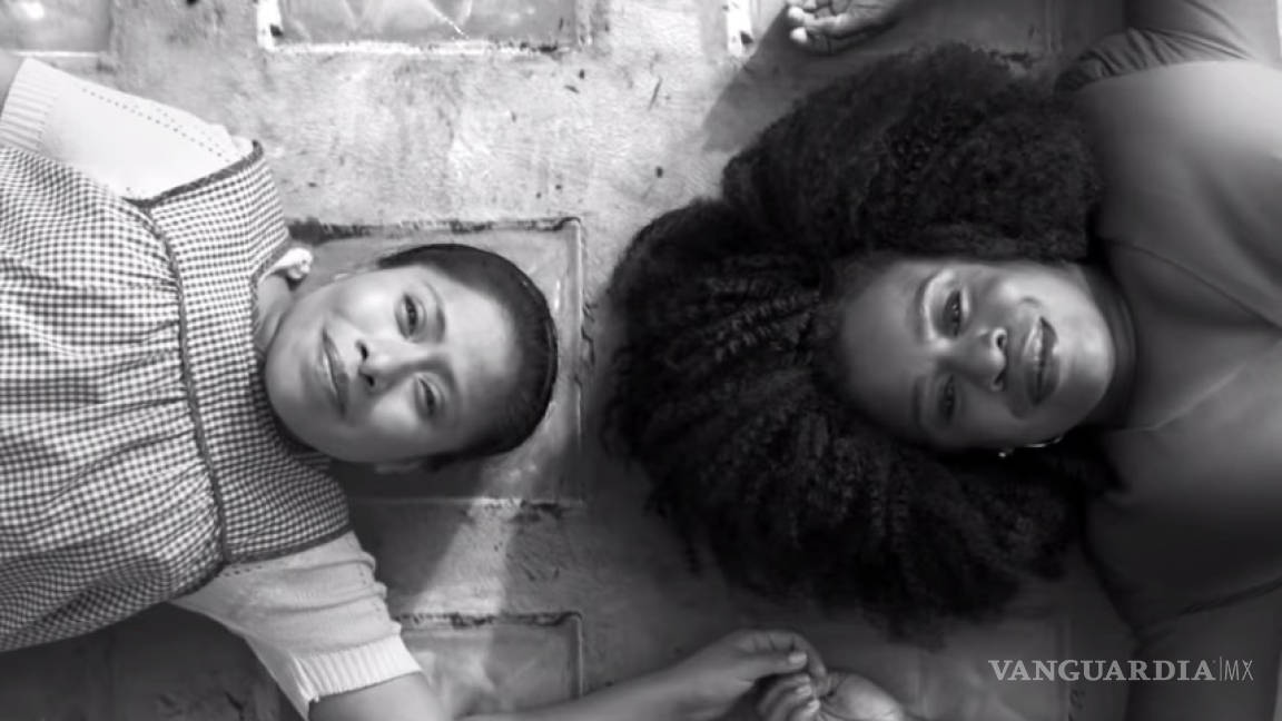 Yalitza Aparicio y Uzo Aduba recrean una escena icónica de “Roma” para una campaña de inclusión de Netflix