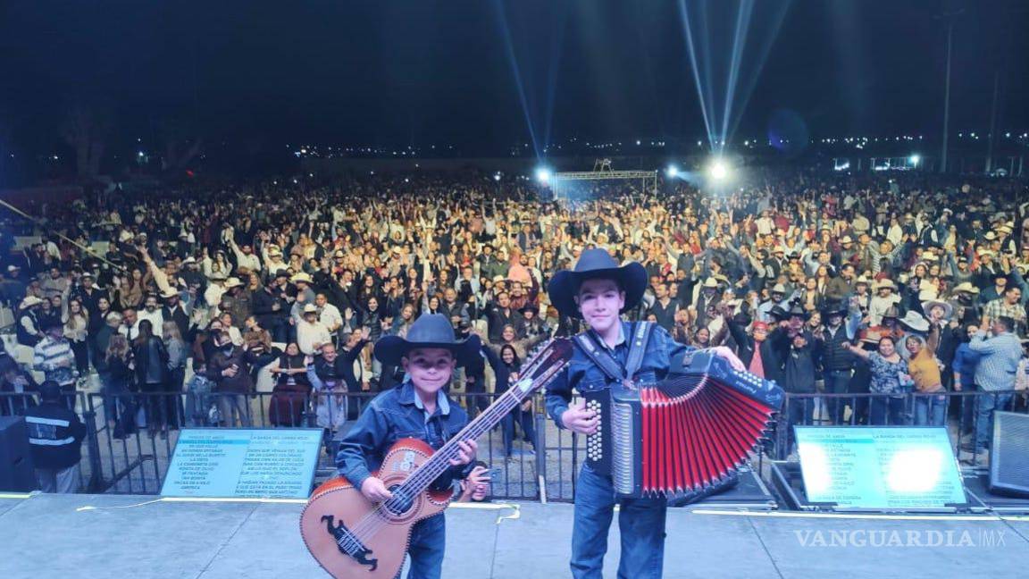 $!Los Cedillo de Saltillo comparten escenario con Los Tigres del Norte en el concierto de la ciudad