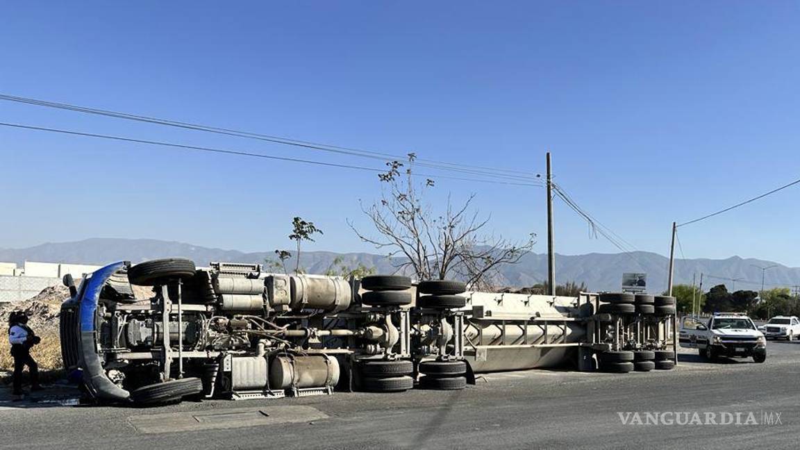 Tráiler vuelca por exceso de carga y derrama 20 toneladas de alimento para gallo en Saltillo