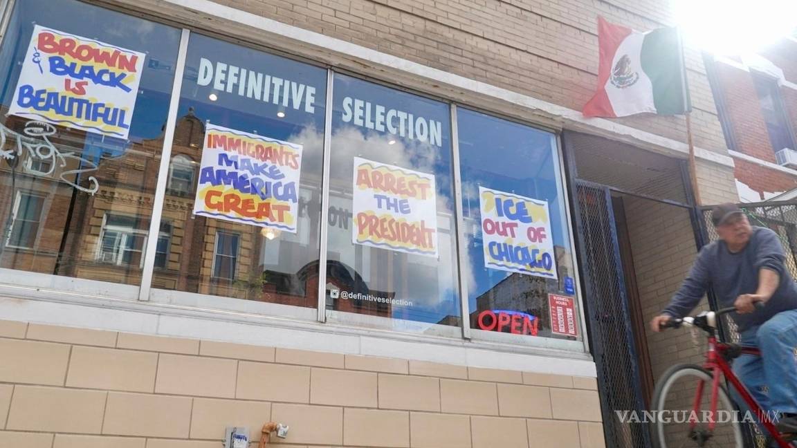 $!Un ciclista pasa por la tienda de ropa Definitive Selection, uno de los negocios predominantemente latino perjudicado por las políticas de Trump en Chicago.