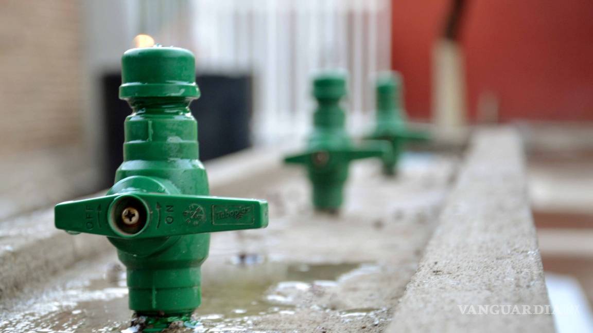 $!Alcalde de Torreón entrega cisterna a la primaria Habib Estéfano