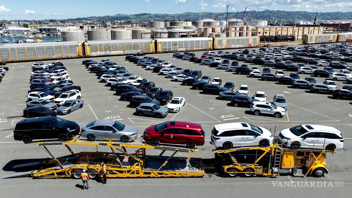 $!Vagones en un transportador en el almacén de vehículos de BNSF Railway en el puerto de Richmond. Los aranceles generales del 10% entran en vigor el sábado.