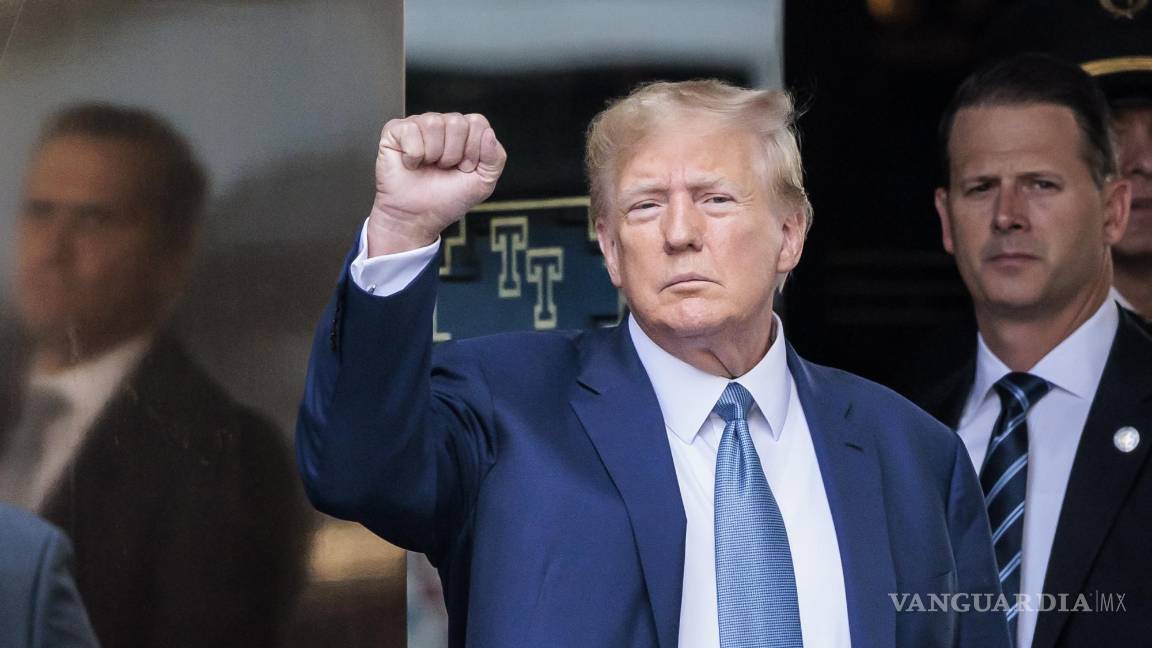 $!El expresidente estadounidense, Donald Trump, sale de la Torre Trump de camino a la oficina de la fiscal general de Nueva York, Letitia James, para una declaración.