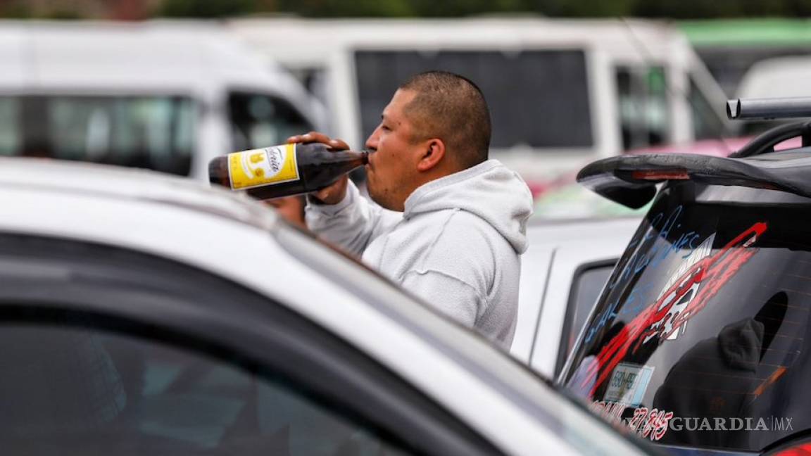 Con 'caguama' en mano captan a taxistas durante manifestación en Ciudad de México