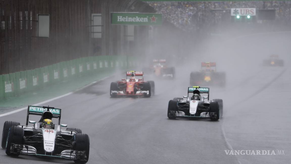 Bajo la lluvia, Hamilton ganó el GP de Brasil