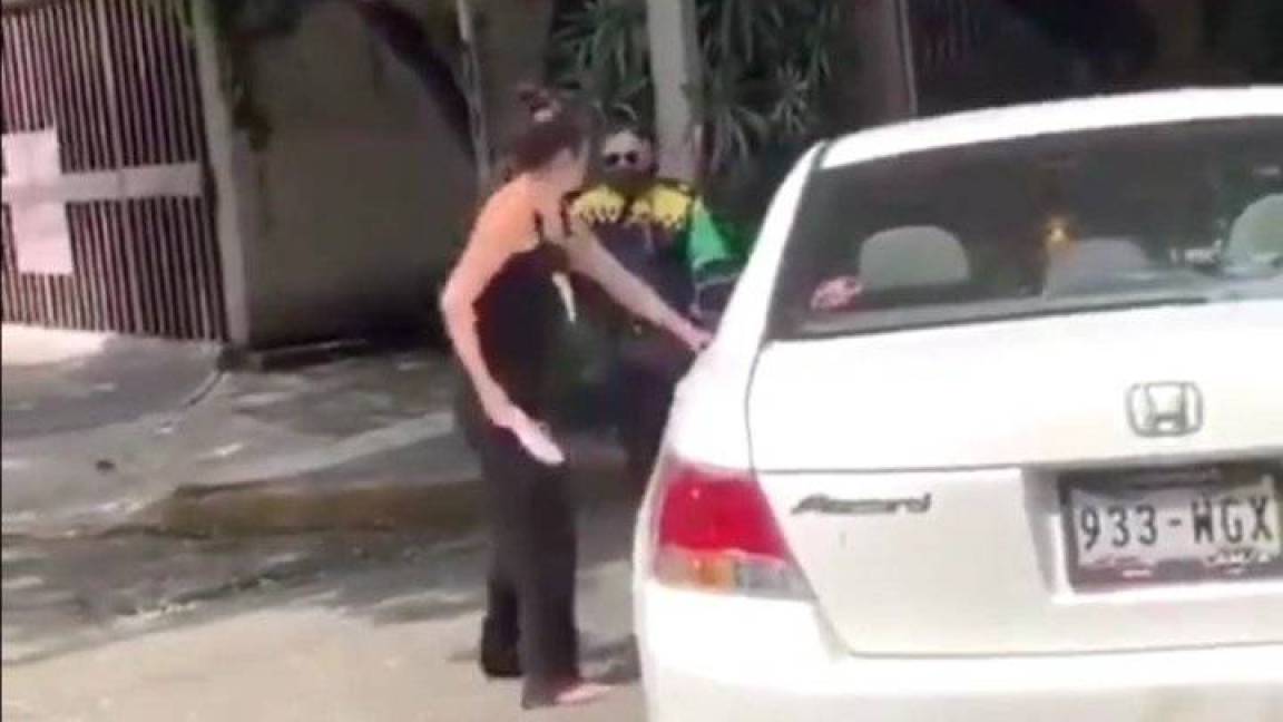 Surge #LadyChancla... mujer lanza patadas y amenazas con sandalia en mano a policía en CDMX (video)