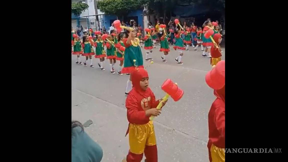 Desfile en honor al ‘Chavo del 8’ en Veracruz se hizo viral en redes sociales