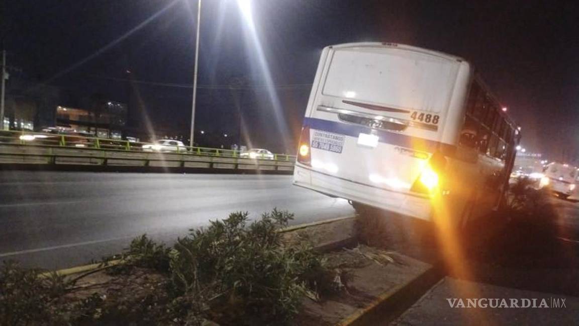 $!Elementos de Tránsito Municipal aseguraron la zona mientras se realizaban las maniobras de retiro.