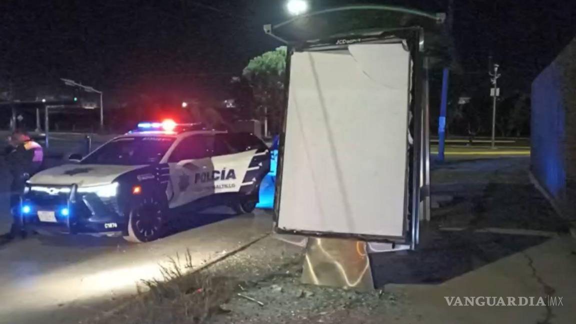 $!Se registraron daños materiales en el vehículo y el mobiliario urbano.