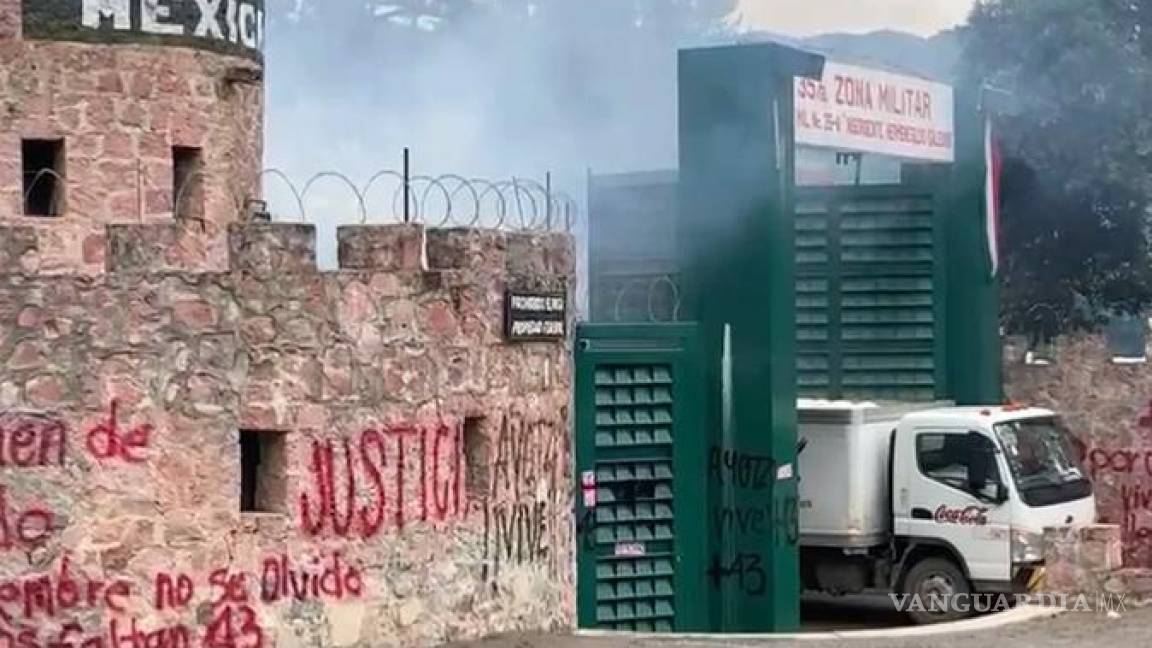 Padres de los 43 de Ayotzinapa y activistas estrellan camión contra cuartel militar en Guerrero