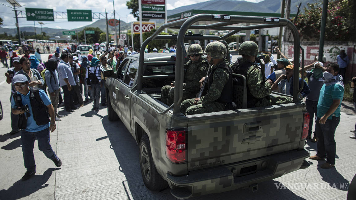 AMLO despliega a 900 militares en instalaciones de Pemex