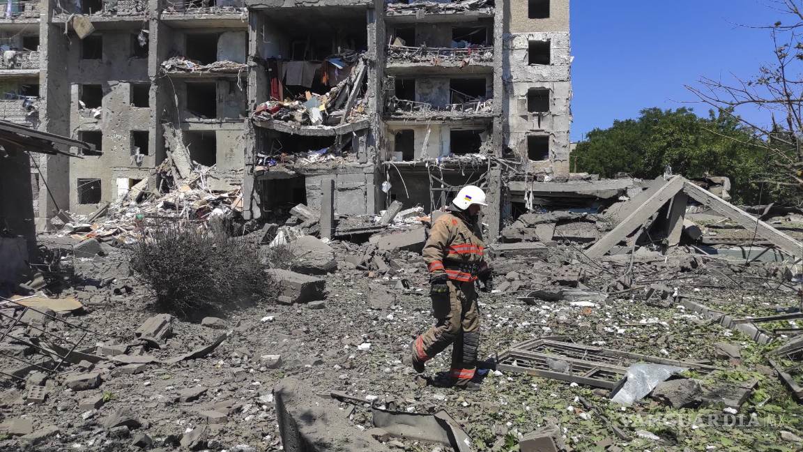 $!Un rescatista en la escena de un edificio residencial dañado después de que los bombardeos en Serhiivka cerca de Odesa, en el sur de Ucrania.