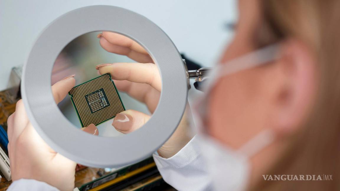 $!Técnica analizando un circuito electrónico miniaturizado.