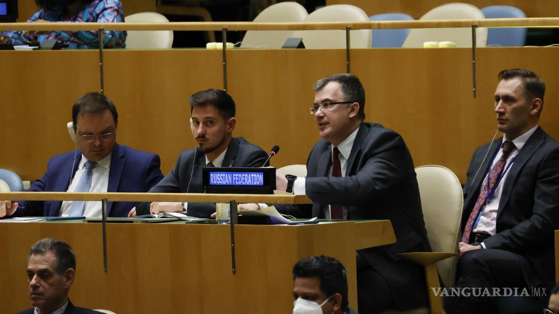 $!El Representante Permanente Adjunto de Rusia ante la ONU, Gennady Kuzmin (c), se dirige a la reunión de la Asamblea General de las Naciones Unidas.