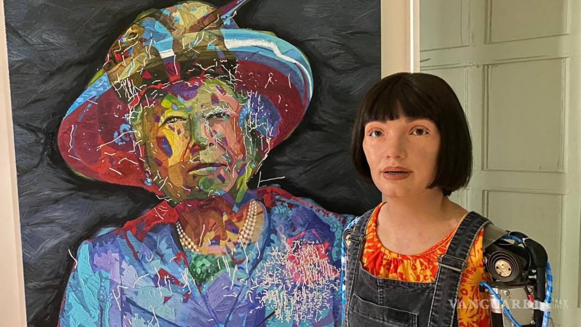 Ai-Da, primera robot humanoide artista del mundo, hace un retrato de Isabel II