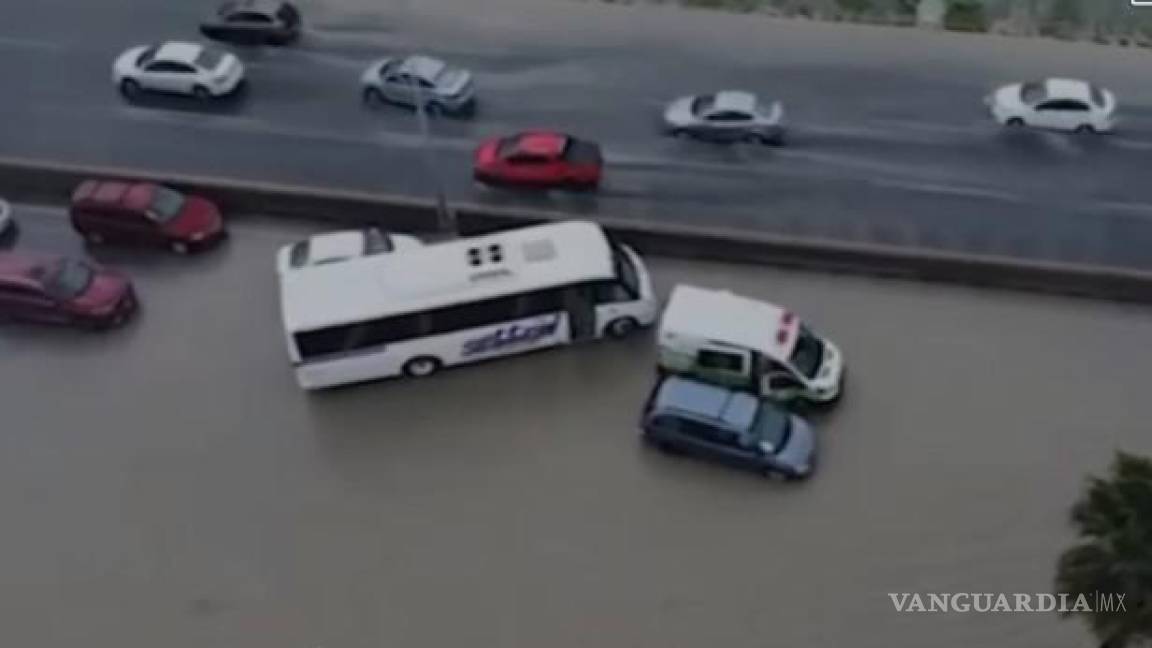 Rescatan paramédicos de Arteaga a padre e hijo durante inundaciones en Saltillo